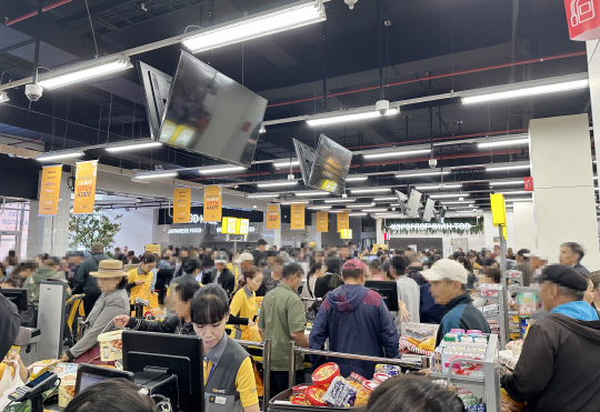 몽골 울란바토르에서 개점한 이마트 4호점에 현지 고객들이 구매 결제를 위해 줄을 서고 있다. 이마트 제공